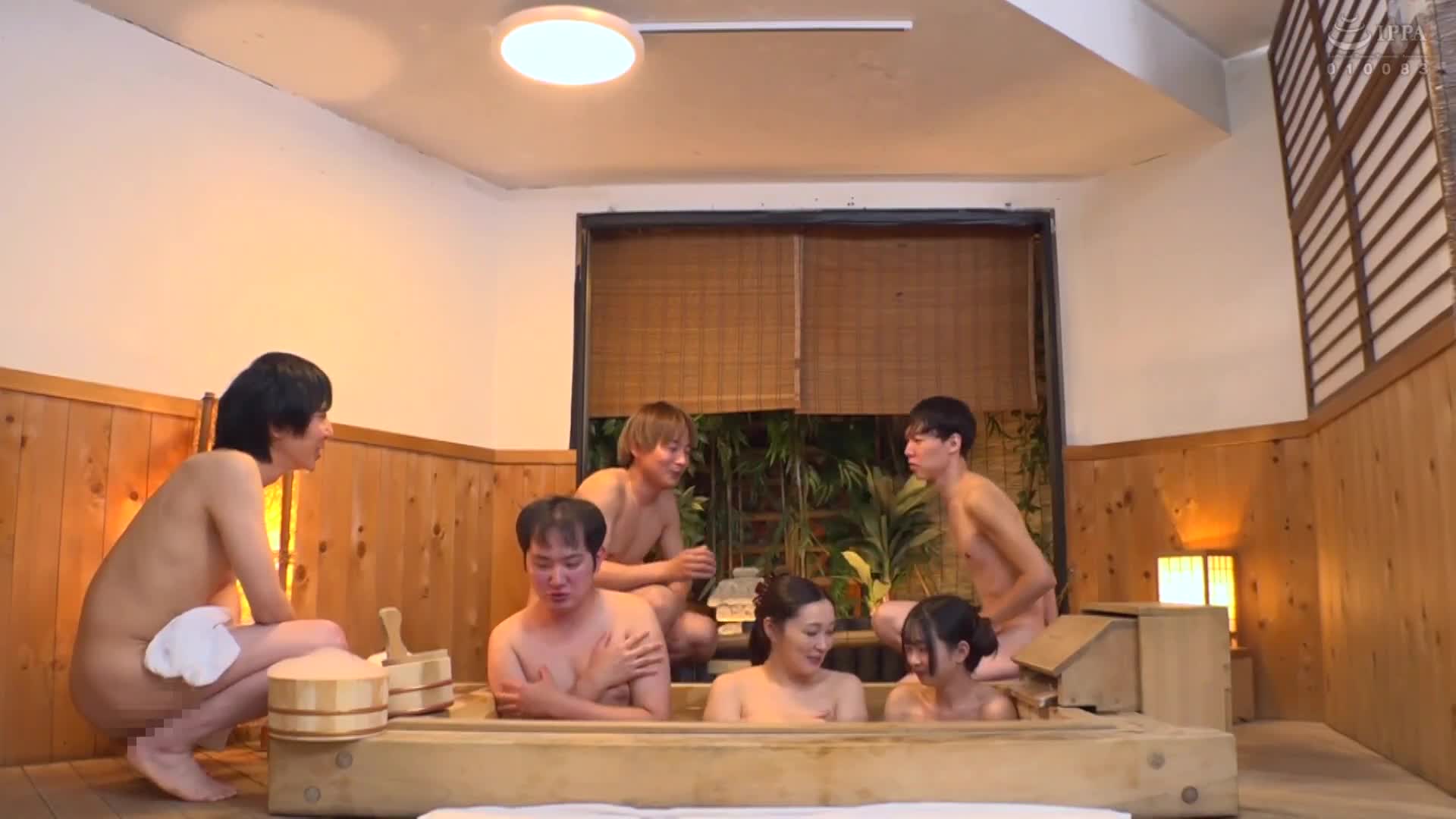 一般男女監控AV 家庭旅行中的親密母女！兩人合作，在男浴室裡幫忙洗一條毛巾，可以幫忙洗陰莖嗎？被男性客人的勃起陰莖包圍，雖然害羞但還是撸撸並吸吮精液！在超激烈的親子任務中，陰道發熱，母女倆就這樣… - AV大平台 - 中文字幕，成人影片，AV，國產，線上看