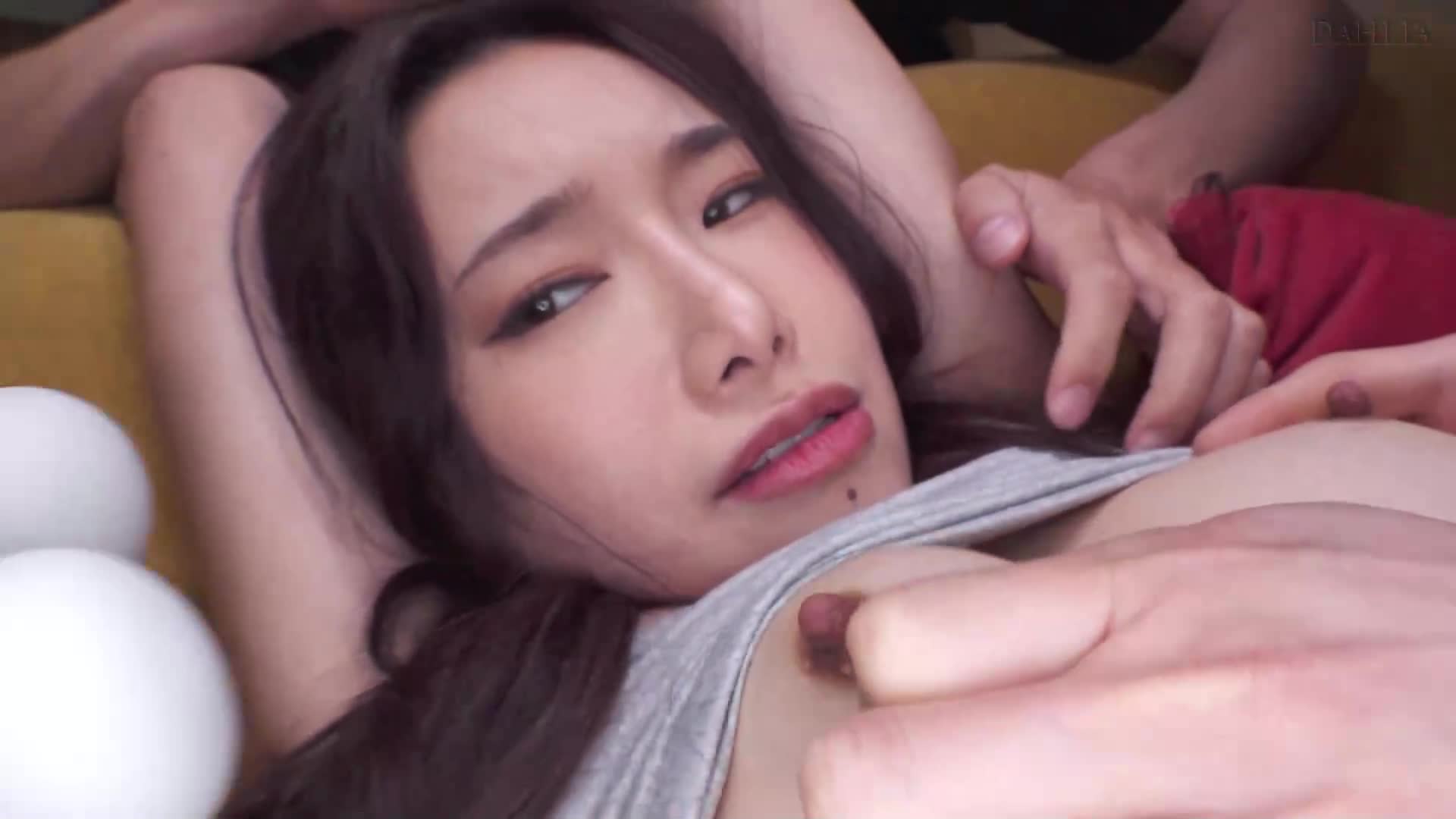 調子過頭的港區狎客被清純系女大生陷害，復仇影片竟被觀看300萬次。 三葉千春 - AV大平台 - 中文字幕，成人影片，AV，國產，線上看