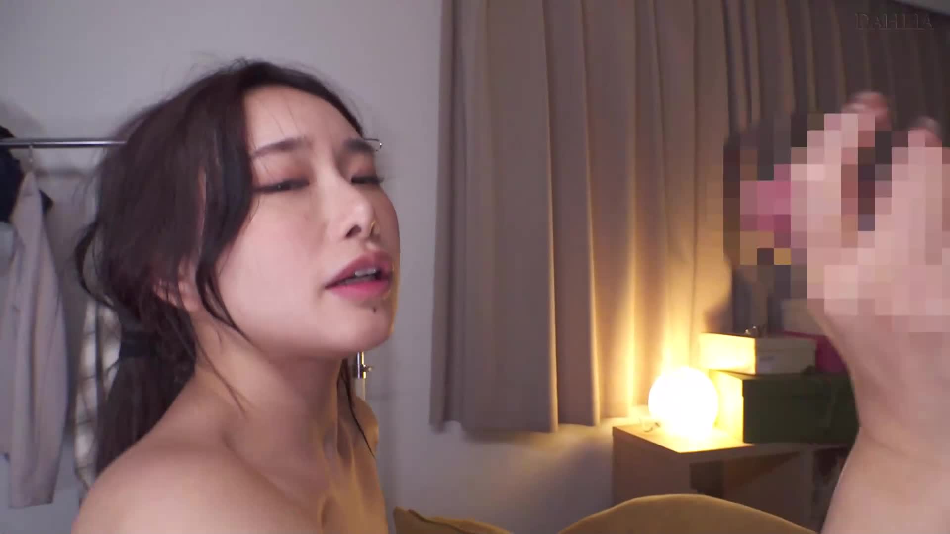 調子過頭的港區狎客被清純系女大生陷害，復仇影片竟被觀看300萬次。 三葉千春 - AV大平台 - 中文字幕，成人影片，AV，國產，線上看