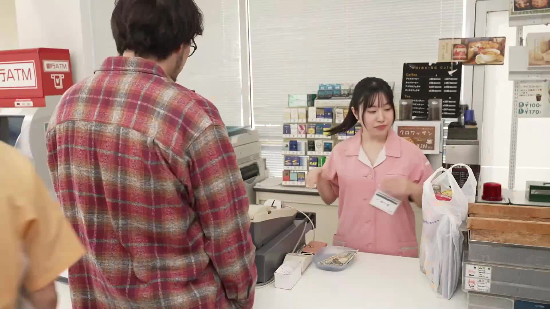 直到便利店的避孕套庫存耗盡為止...被性慾旺盛、胸部豐滿的兼職女孩誘惑，儘管有妻子，卻一再調整班表密會，甚至到了沒有避孕套就射精的程度，仍然無法滿足，最終在後院陷入不倫並進行生肉中出...。夕木小彩 - AV大平台 - 中文字幕，成人影片，AV，國產，線上看