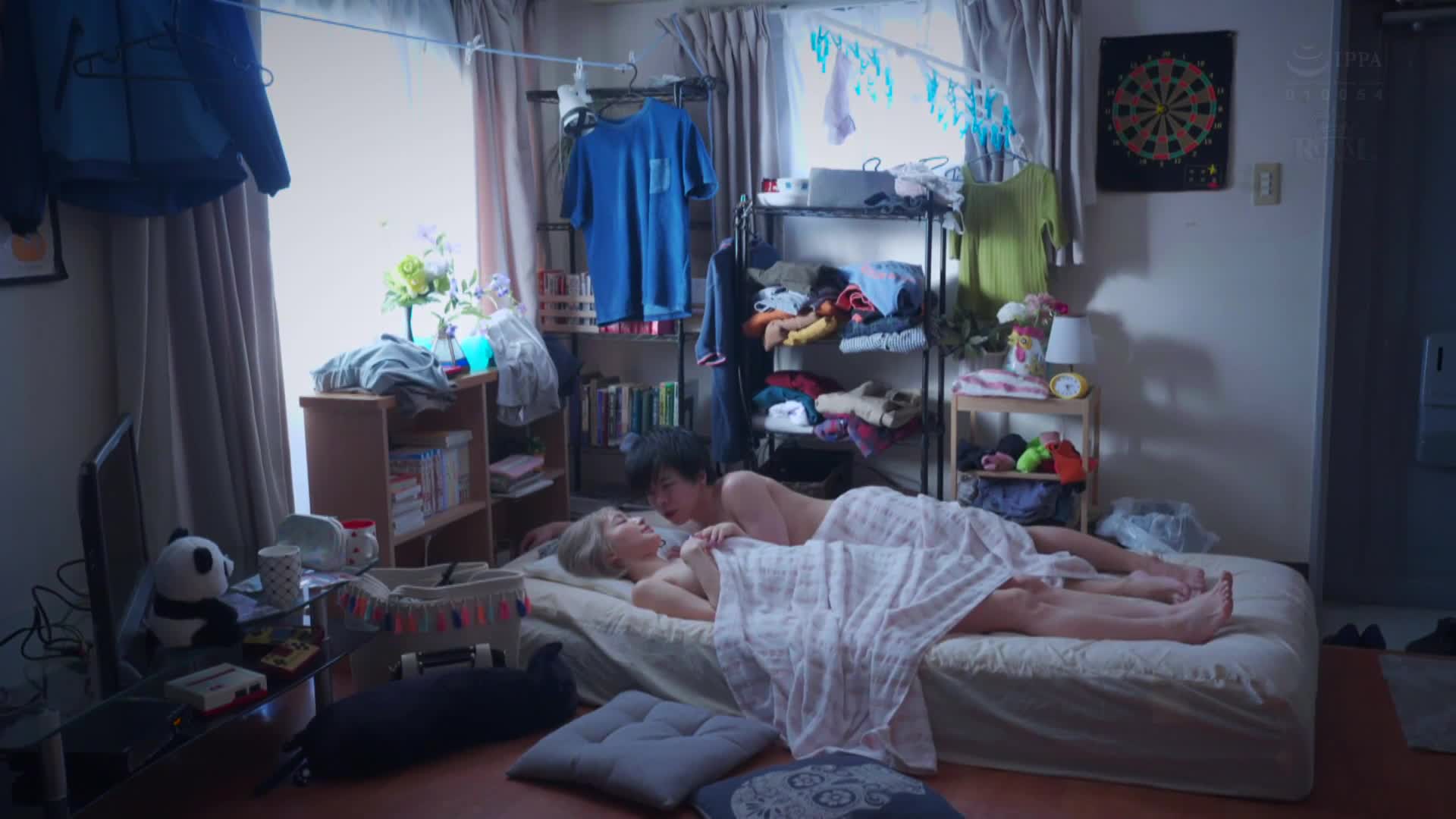 當我回到家時，看到一個陌生的纖瘦巨乳女孩！不知為何她一直留在這裡，並溫柔地誘惑著我... 百永紗里奈 - AV大平台 - 中文字幕，成人影片，AV，國產，線上看