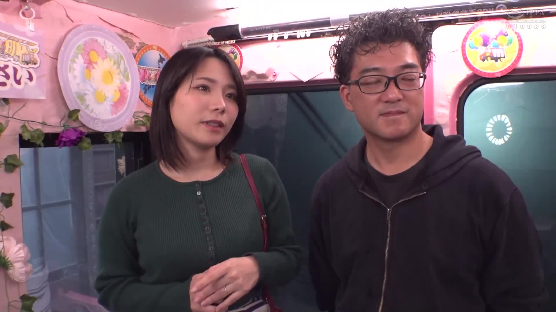 一般男女監控AV×魔術鏡便合作企劃 愛妻眼前在街上被NTR！清純的人妻挑戰「僅用口吞過安全套」！2 不動手就吞下大雞巴的久違妻子的穴兒濕潤液溢出！在丈夫眼前被搶走最後還脫掉保險套生中出！ - AV大平台 - 中文字幕，成人影片，AV，國產，線上看