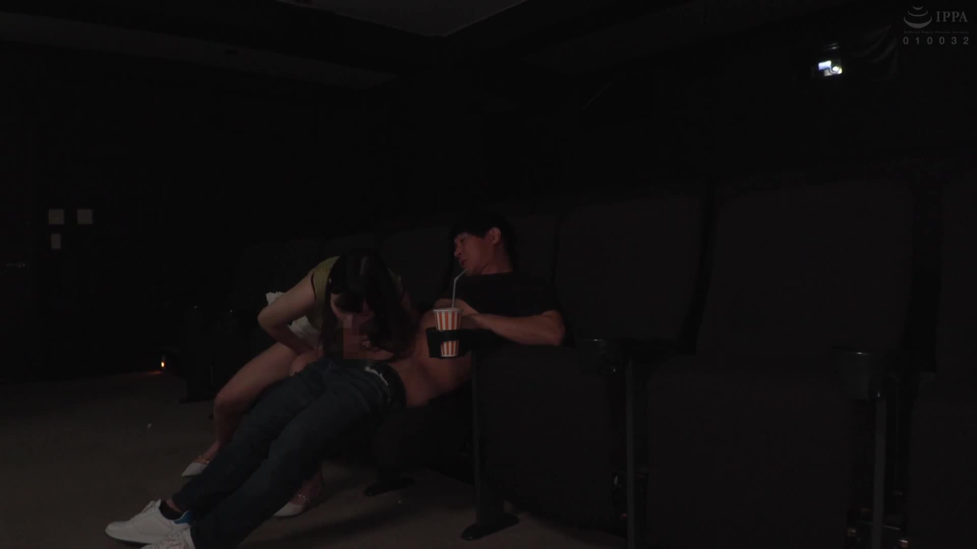 平日白天的電影院裡，只有我和一個痴女客人...。明明是那麼想看的電影，卻因為那個痴女不停地在我衣服上摸弄我的乳頭和雞雞，完全無法集中！ - AV大平台 - 中文字幕，成人影片，AV，國產，線上看