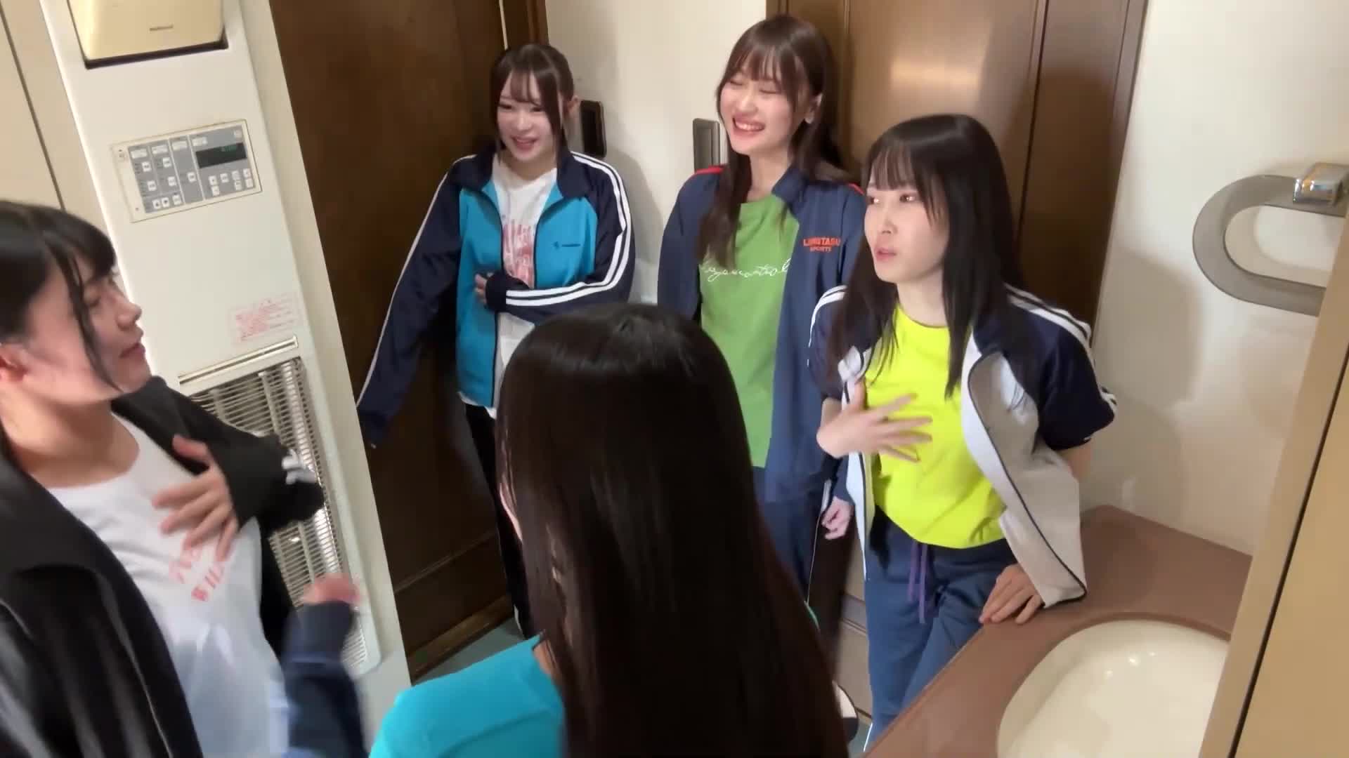 一個美麗流汗的女孩投入到混亂的交換性愛之中，進行為期一晚兩天的遠征【流出影像】●●●●LAB所屬偶像（臨時）2025年出道前集訓。 - AV大平台 - 中文字幕，成人影片，AV，國產，線上看