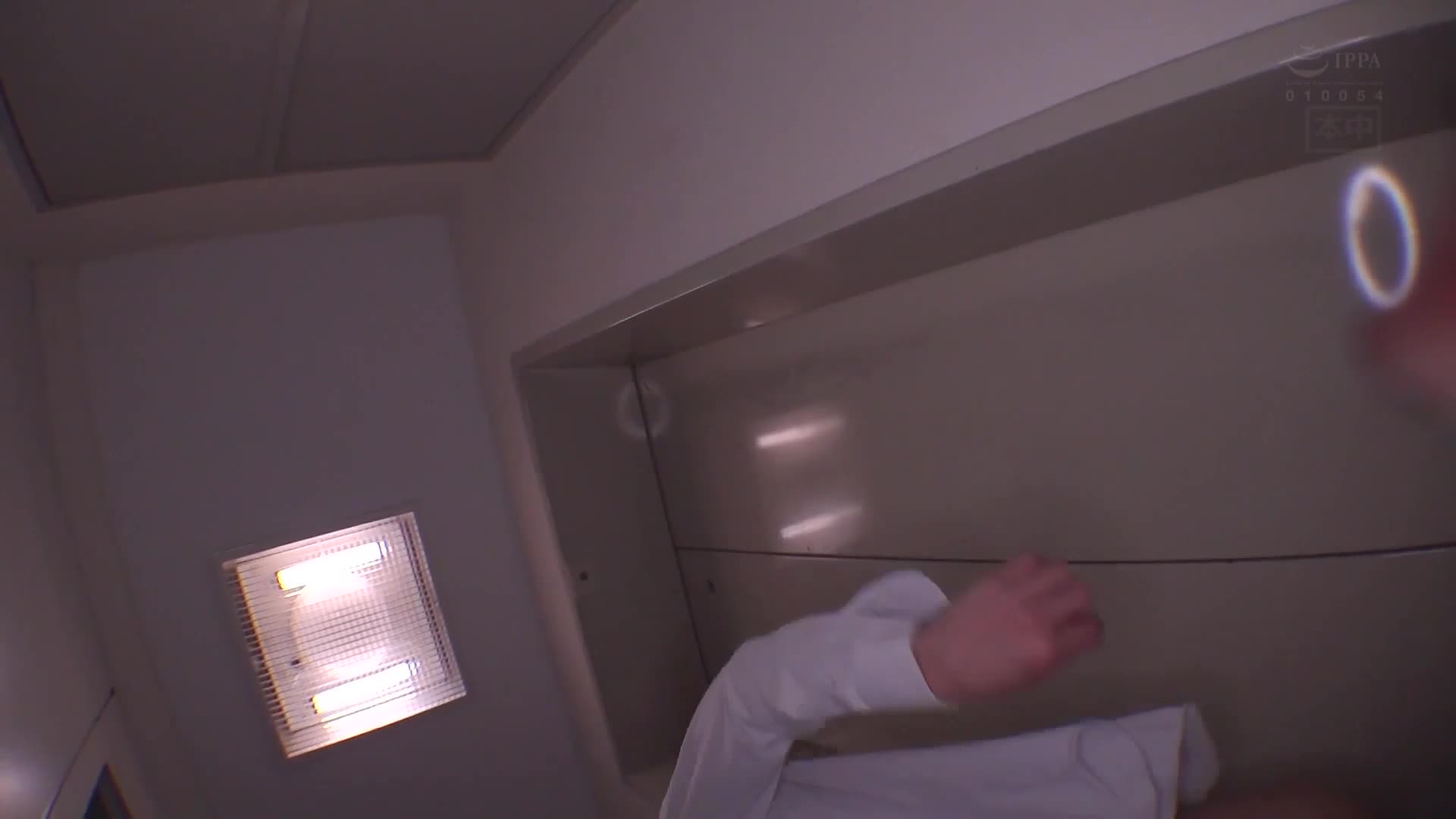 樸素安靜的OL在下班後變身成眾人矚目的夜蝶，同事們還不知道她在任何地方都在獵食男人。閃亮BITCH 變身中出性交 五日市芽依 - AV大平台 - 中文字幕，成人影片，AV，國產，線上看