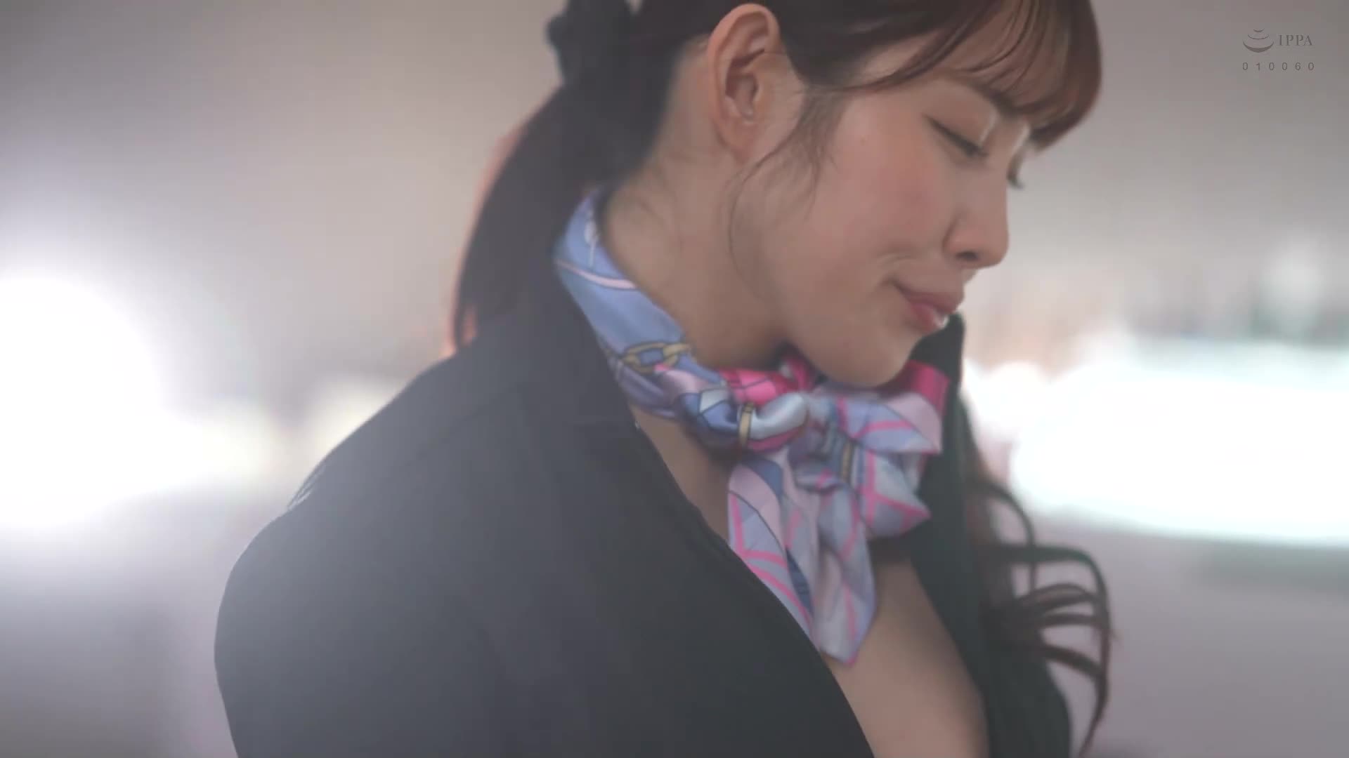 妻的陪同下，來到化妝品樓層的美容顧問有著豐滿誘人唇和挑逗眼神的臉部性器，一生中的一次出軌機會。在妻子不注意的時候，進行濃厚接吻和深深吸吮，無法返回的結合，紛擾的接吻標記和激情滿足中出不倫。二羽紗愛 - AV大平台 - 中文字幕，成人影片，AV，國產，線上看