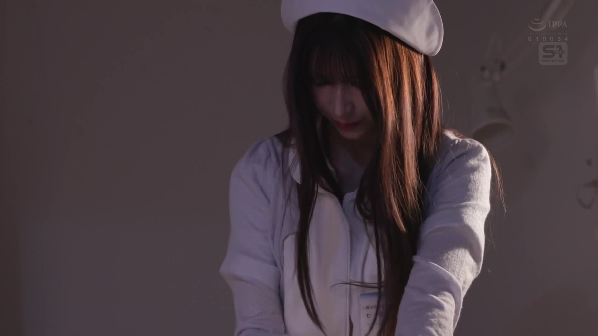 真面目的美麗護士在深夜被病人摸屁股，最後甚至伸手到私密部位，起初拒絕卻被迫忍受並被激情迷住。逐漸沉迷於淫蕩之中。七森莉莉 - AV大平台 - 中文字幕，成人影片，AV，國產，線上看