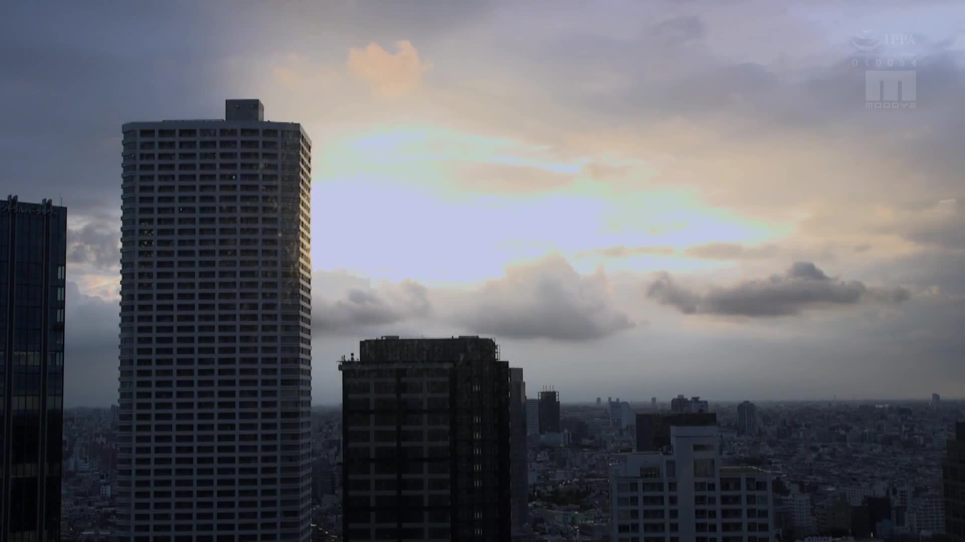 這位總是強勢的年輕女上司原來是個極度喜歡被虐待的M女。在照顧酒量不好的女上司後，看著她無防備地露出腋下和內褲，我忍不住衝上去攻擊她，她渴望我的持久陽具，不停地高潮不斷—— 幸村泉希 - AV大平台 - 中文字幕，成人影片，AV，國產，線上看