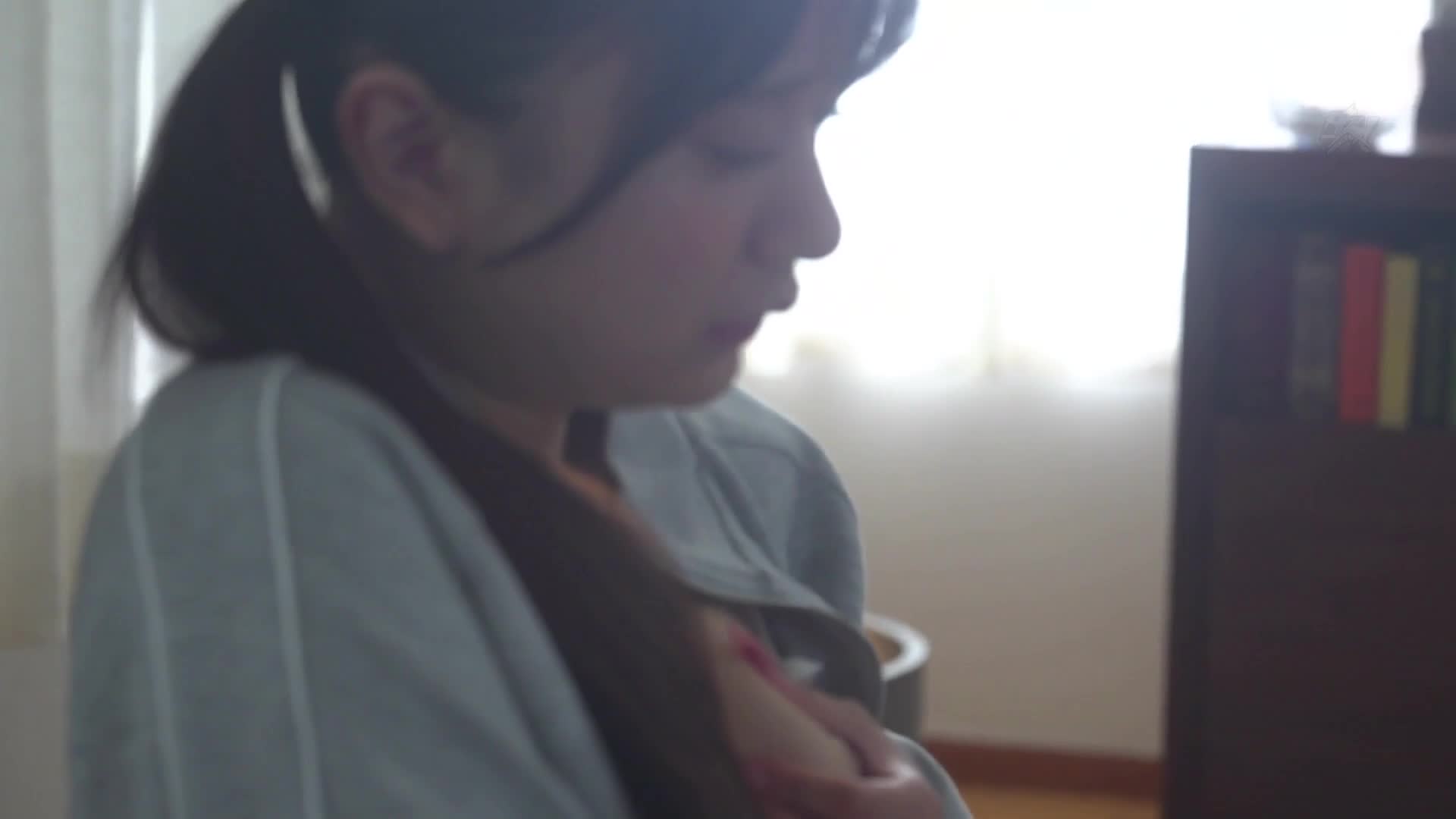 對於男人不感興趣的纖瘦美乳繼女，被灌下春藥一週。子宮隱隱作痛，失去理智的女兒，雖然不情願，卻開始渴望我的巨根。北岡果林 - AV大平台 - 中文字幕，成人影片，AV，國產，線上看