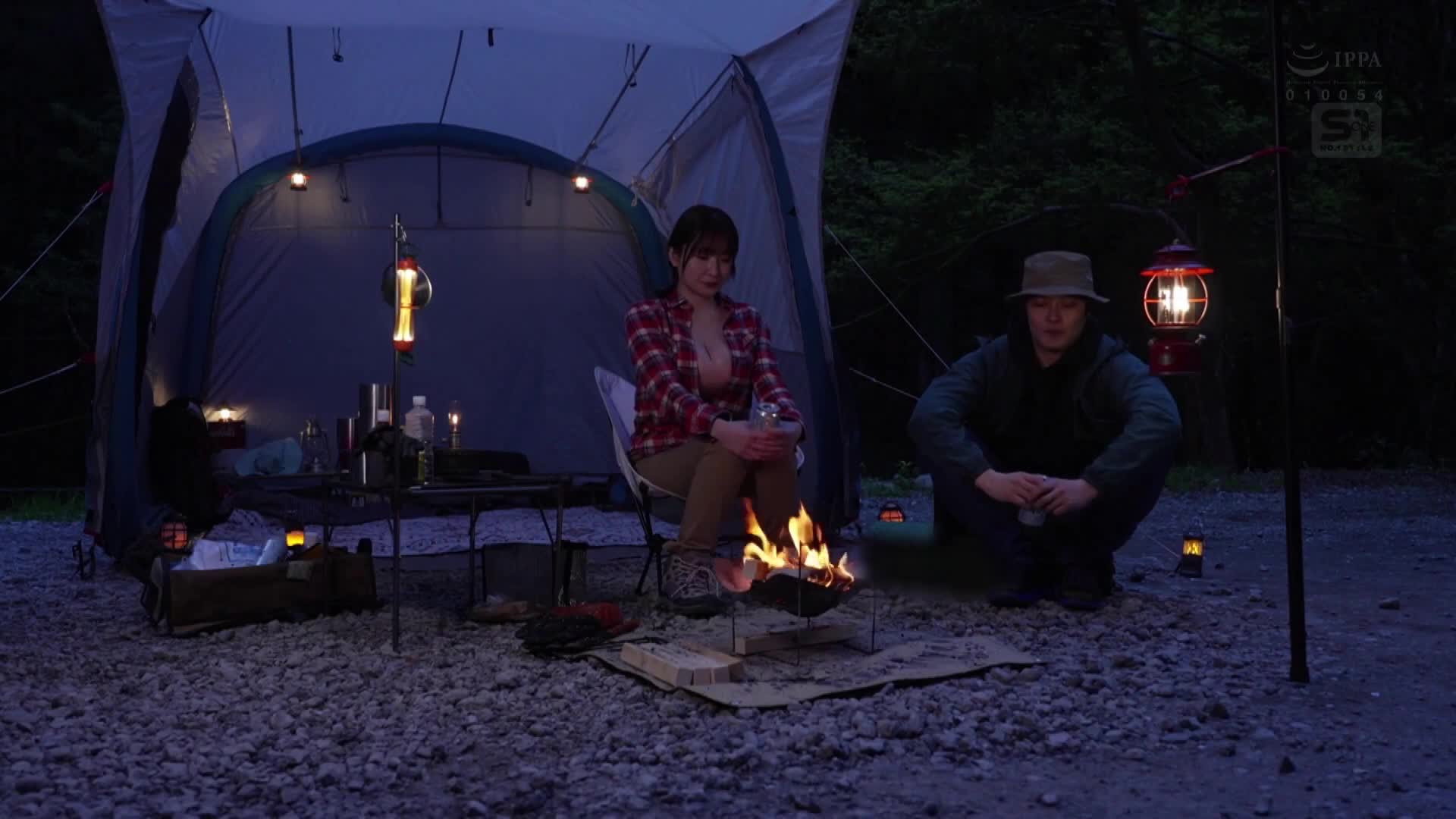 [AI解碼版] 在深山中沒有人前來幫忙的露營地，一位穿著K罩杯的獨自露營者突然遭到襲擊！她的胸前鬆鬆的露營服讓她顯得格外引人注目。鷲尾芽衣 - AV大平台 - 中文字幕，成人影片，AV，國產，線上看