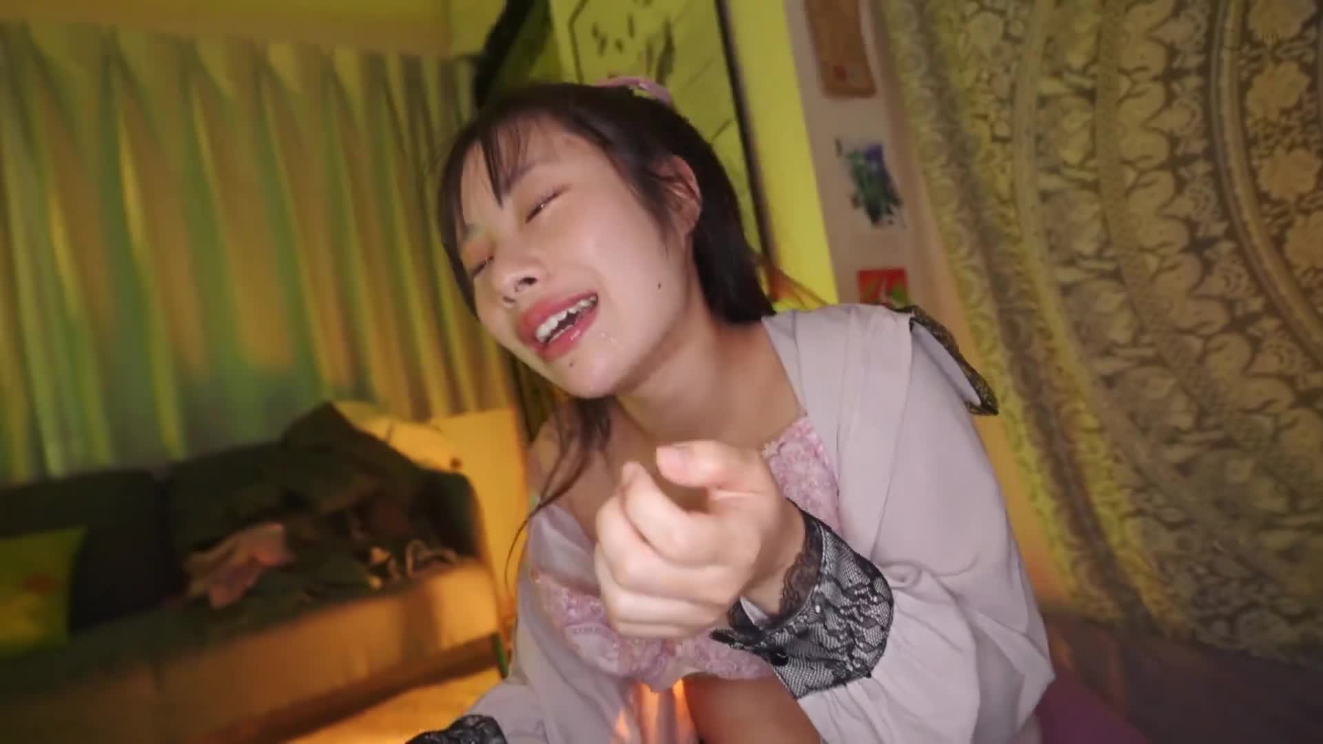 帶著懷疑的新人偶像被帶到可疑的BAR，吸入紫煙並被媚藥迷住，無論如何抵抗，在VIP包廂外都無法發出聲音，被揉搓乳房，手指插入，直到失禁潮吹，臉上滿是慾望，無法控制地多次瘋狂高潮的混亂性愛派對-松井日奈子 - AV大平台 - 中文字幕，成人影片，AV，國產，線上看