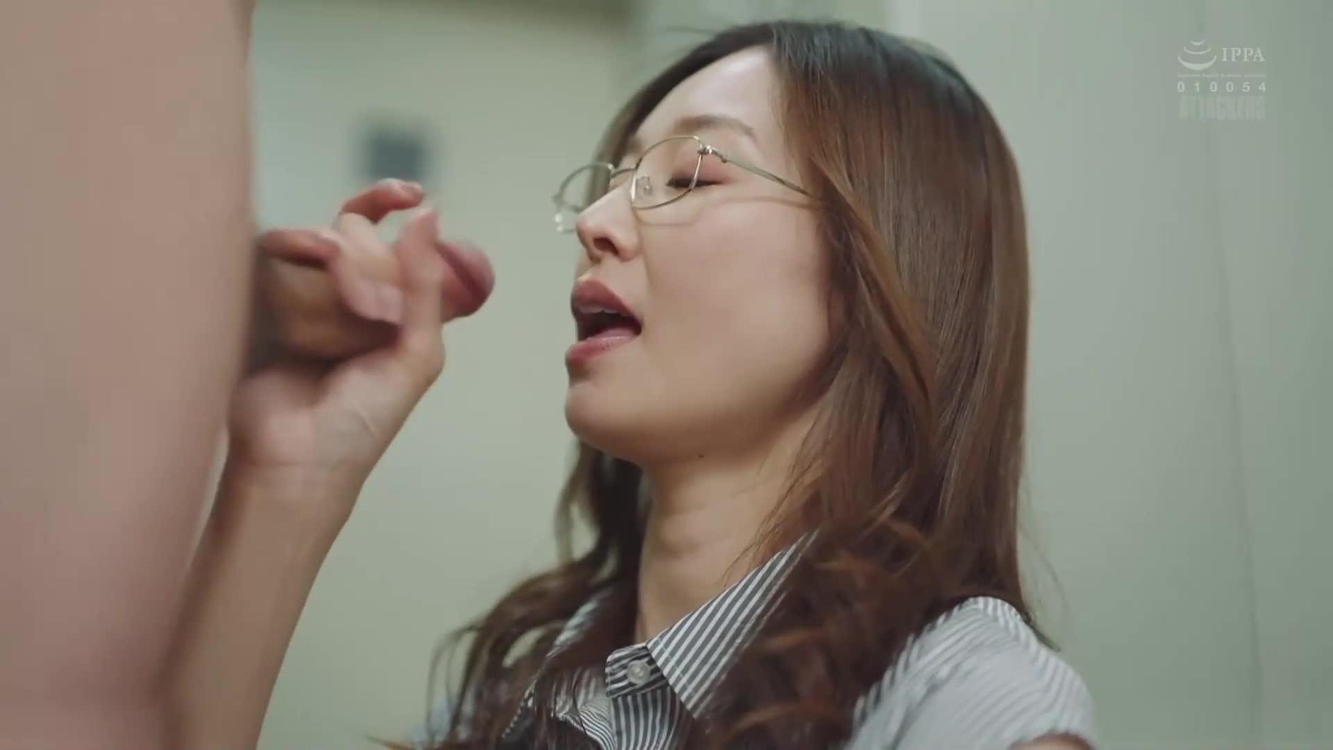 [AI解碼版]「口交不算出軌吧？」道德觀念異常的人妻上司，夏目彩春，接受非常衝突的口交口內射精 - AV大平台 - 中文字幕，成人影片，AV，國產，線上看