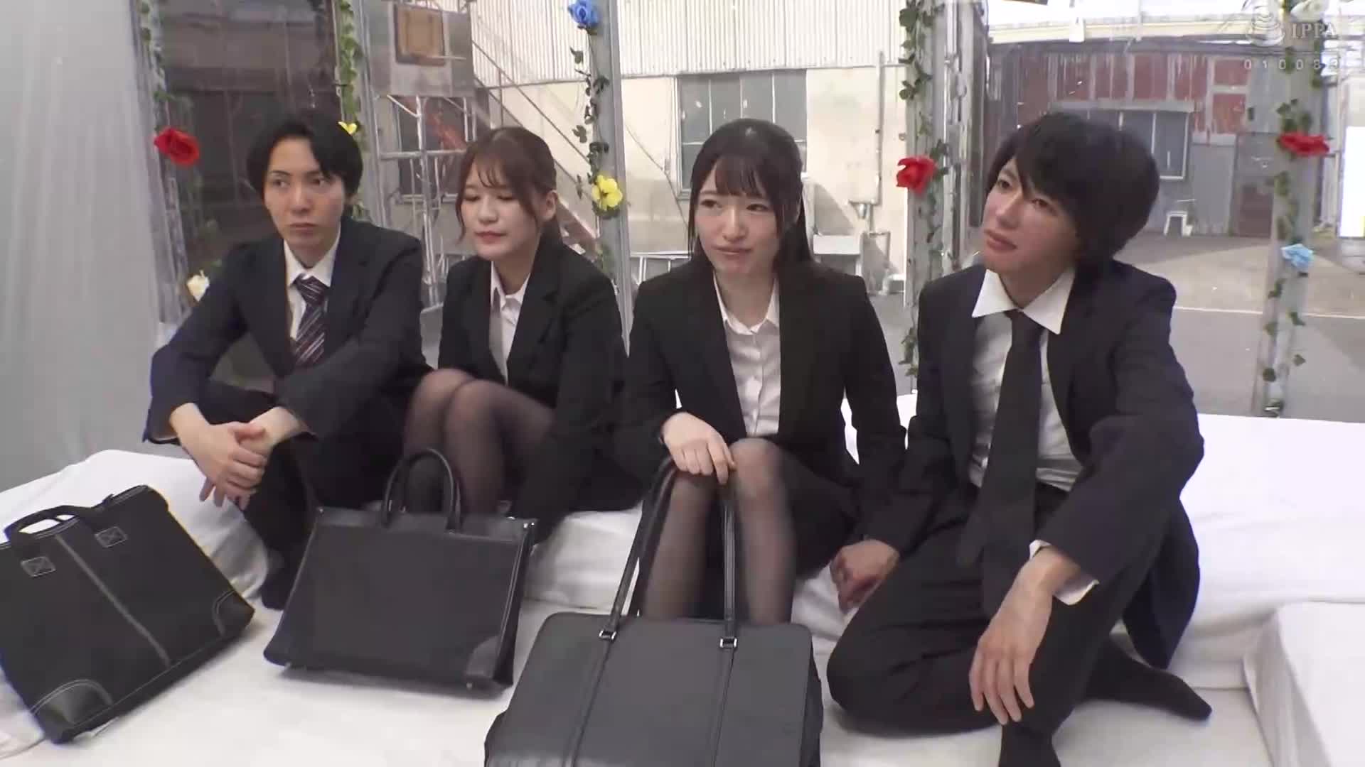 顏出現MM號 新社會人限定 The Magic Mirror 公司內部情侶交換企劃！同事之間的新人男女4人組挑戰「連續中出換位逃脫遊戲」！在心愛的伴侶面前覺得不對勁，卻還是插入同期的陰莖！即使男友就在旁邊，也進行連續射精中出性行為！總共中出... - AV大平台 - 中文字幕，成人影片，AV，國產，線上看