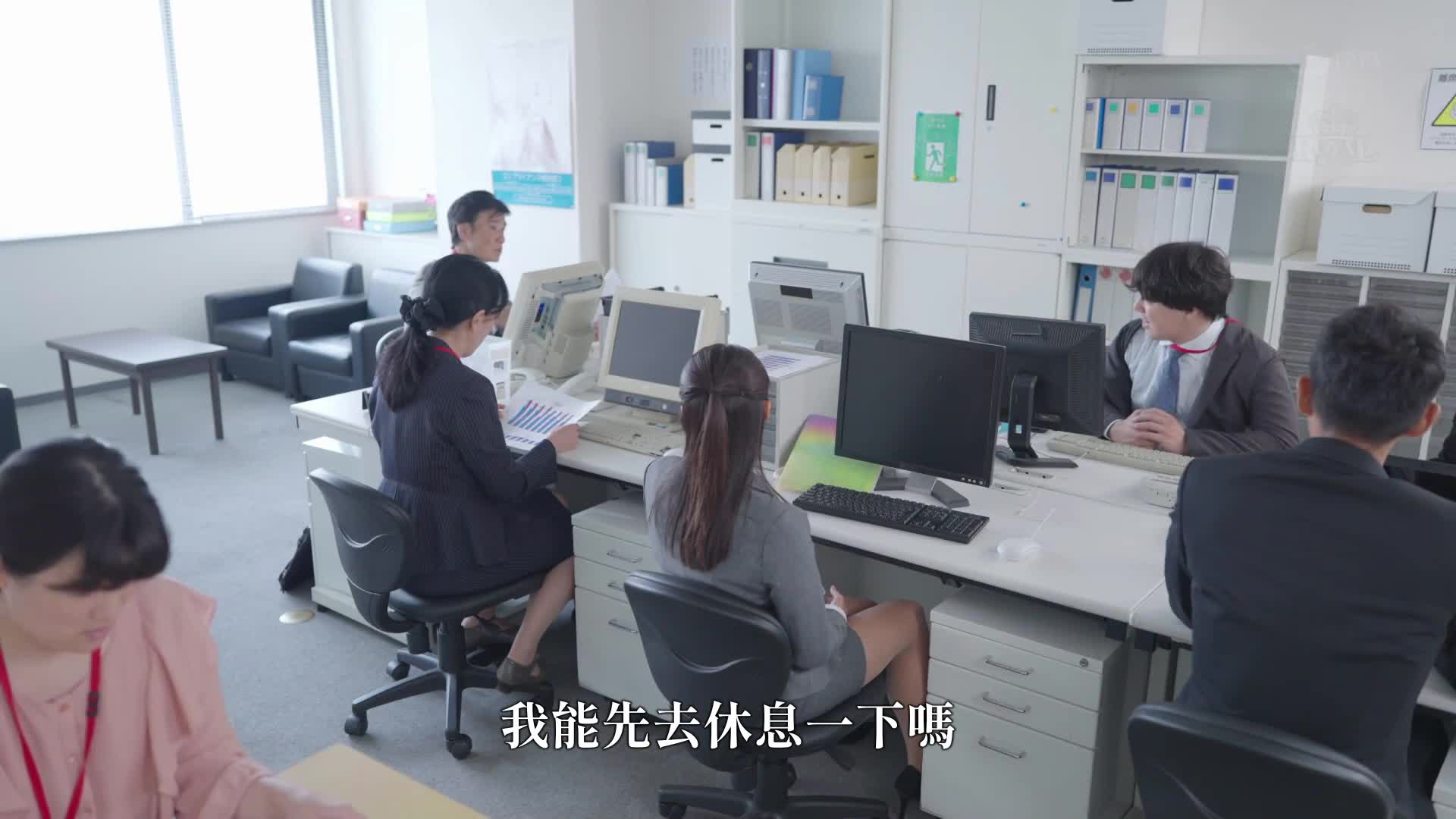 當我醒來時，發現同期女同事穿著內衣在房間裡！她平常總是嘴硬，卻突然撒嬌過來了…。竹內有紀 - AV大平台 - 中文字幕，成人影片，AV，國產，線上看