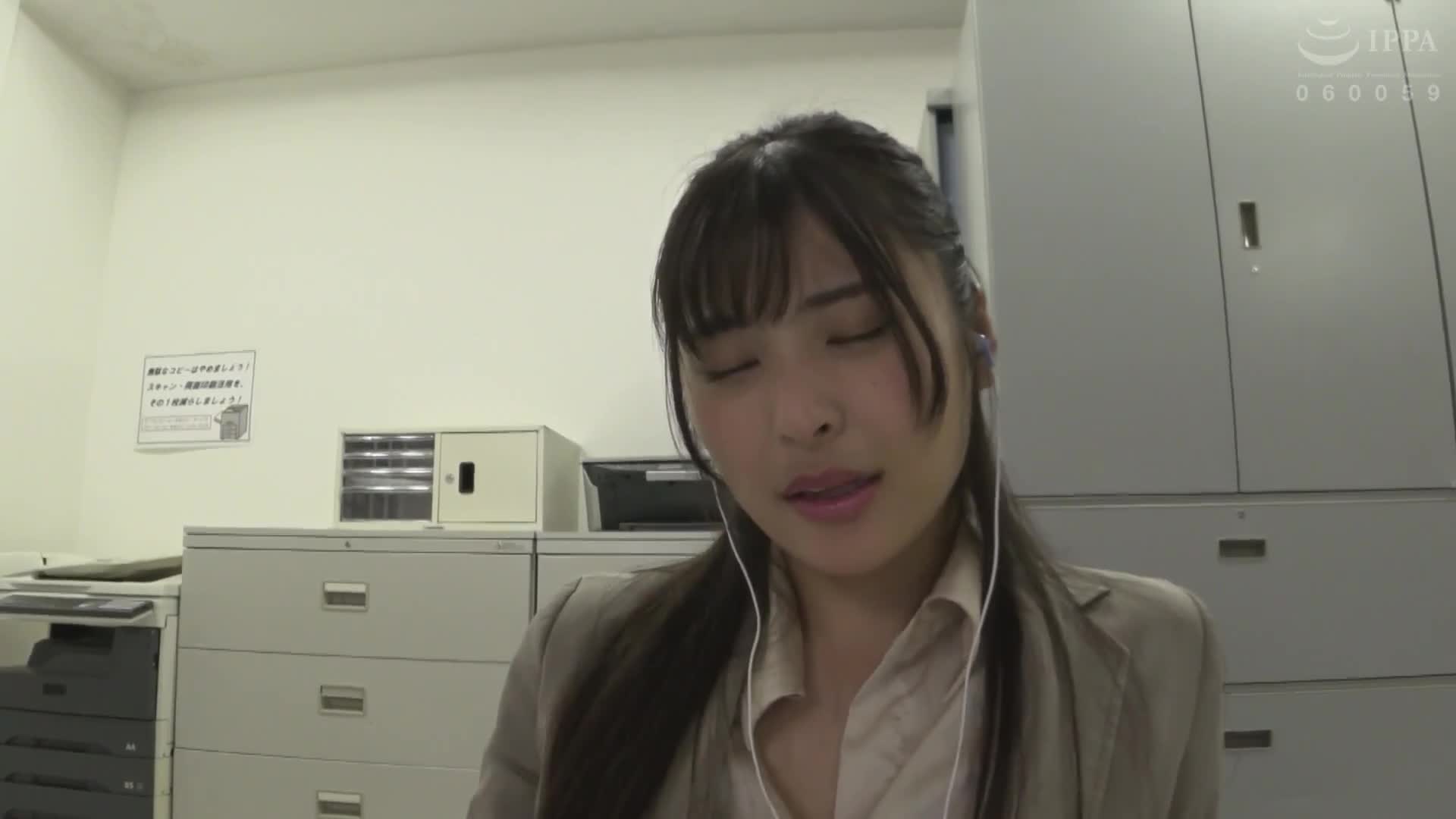 辦公室淫蕩的感覺...隨時可以任人觸摸的纖細巨乳女孩【淫蕩的辦公室女士-日菜24歲的情況】似鳥日菜 - AV大平台 - 中文字幕，成人影片，AV，國產，線上看