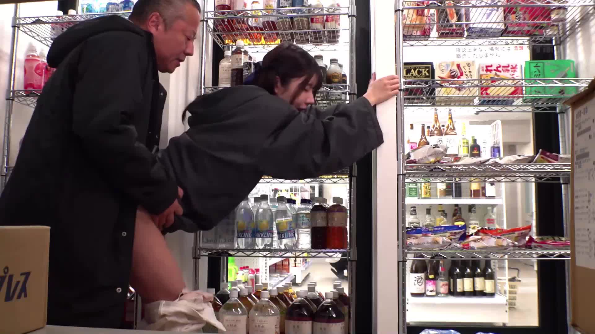 這位安靜的新人打工似乎對中年店長的我產生好感，脫掉衣服後展示出令人驚艷的身材，並誘惑著我...。坂井美櫻 - AV大平台 - 中文字幕，成人影片，AV，國產，線上看