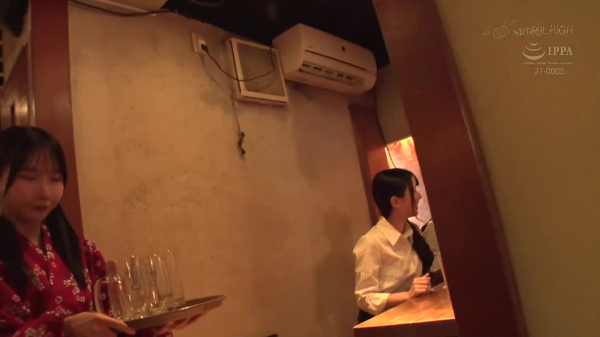 在營業中的居酒屋裡被女酒保弄得湿透，偷偷地用手指玩弄到漏尿高潮的敏感女性3 - AV大平台 - 中文字幕，成人影片，AV，國產，線上看