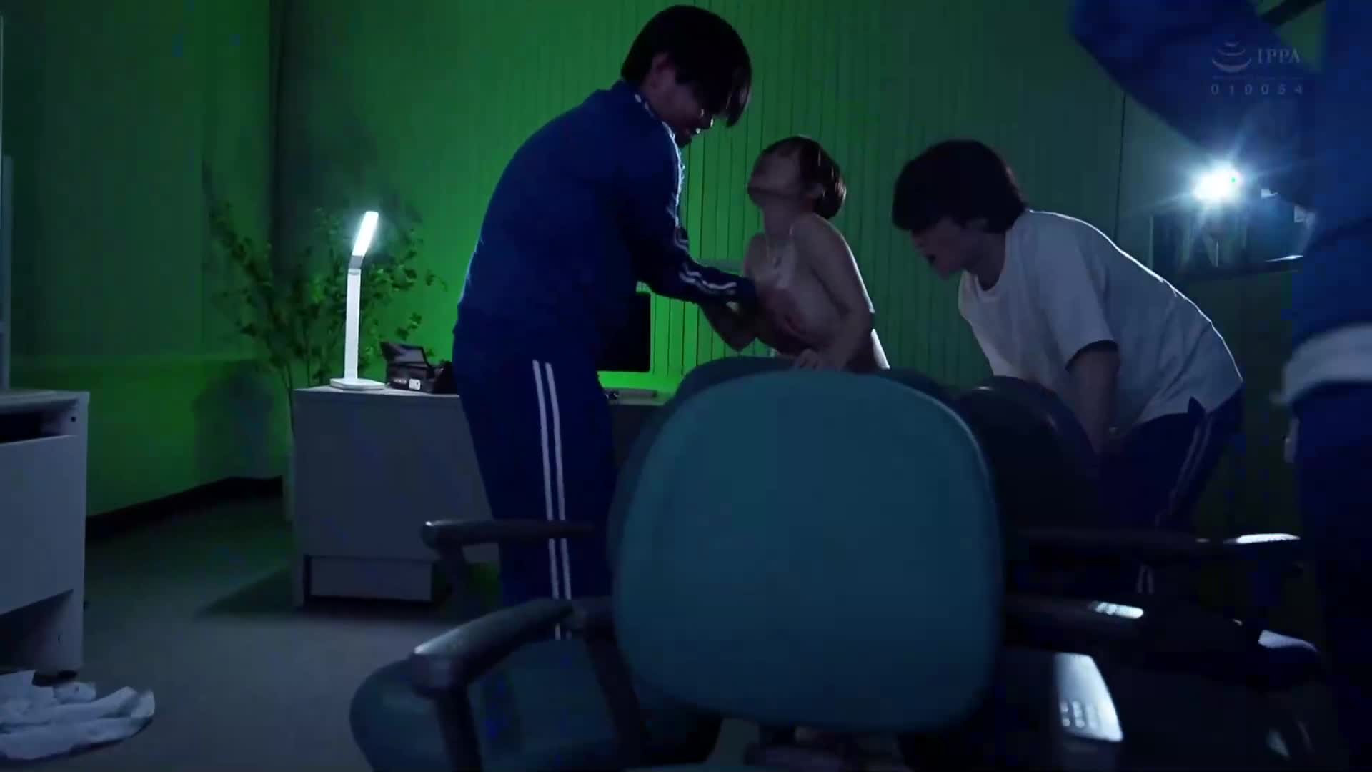 [AI解碼版]全裸椅子搶椅子遊戲，恥辱的中出環節。小島南 - AV大平台 - 中文字幕，成人影片，AV，國產，線上看