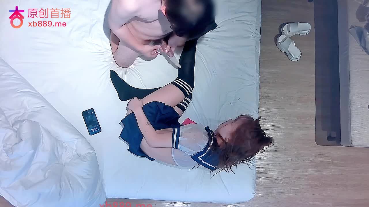 今天約了一個07年的小嫩妹，剛下課就來接單了，給她換上情趣水手服裝，讓她撅起屁股展示小嫩逼，想拔套後入被發現，還差點發現一個攝像頭翻車 - AV大平台 - 中文字幕，成人影片，AV，國產，線上看