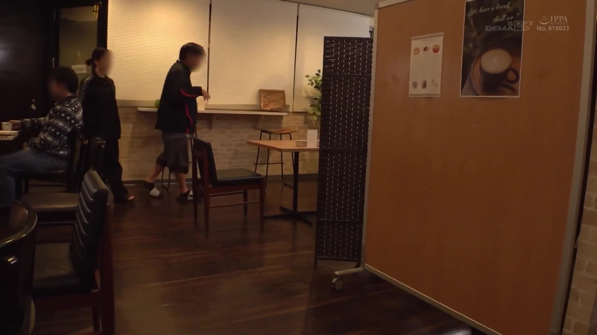 美人咖啡店店員從上班到下班。變態抱怨者將濃厚精液連續噴灑在臉上進行性騷擾 - AV大平台 - 中文字幕，成人影片，AV，國產，線上看