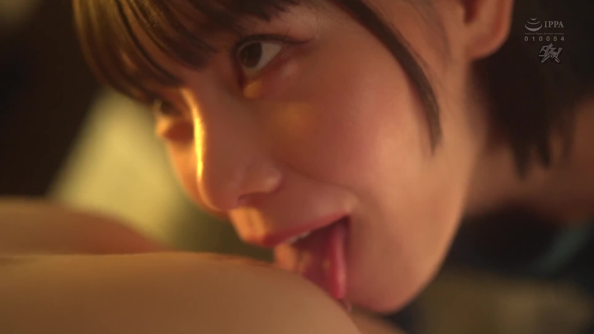『就只靠乳頭就可以高潮了呢。』甜蜜的麻木讓腦袋也麻痺，一連串的挑逗性克制。鄰居的低語淫語和持續的乳頭虐待讓人沉浸在深深的乳房樂趣深淵中。 九井順尾 - AV大平台 - 中文字幕，成人影片，AV，國產，線上看