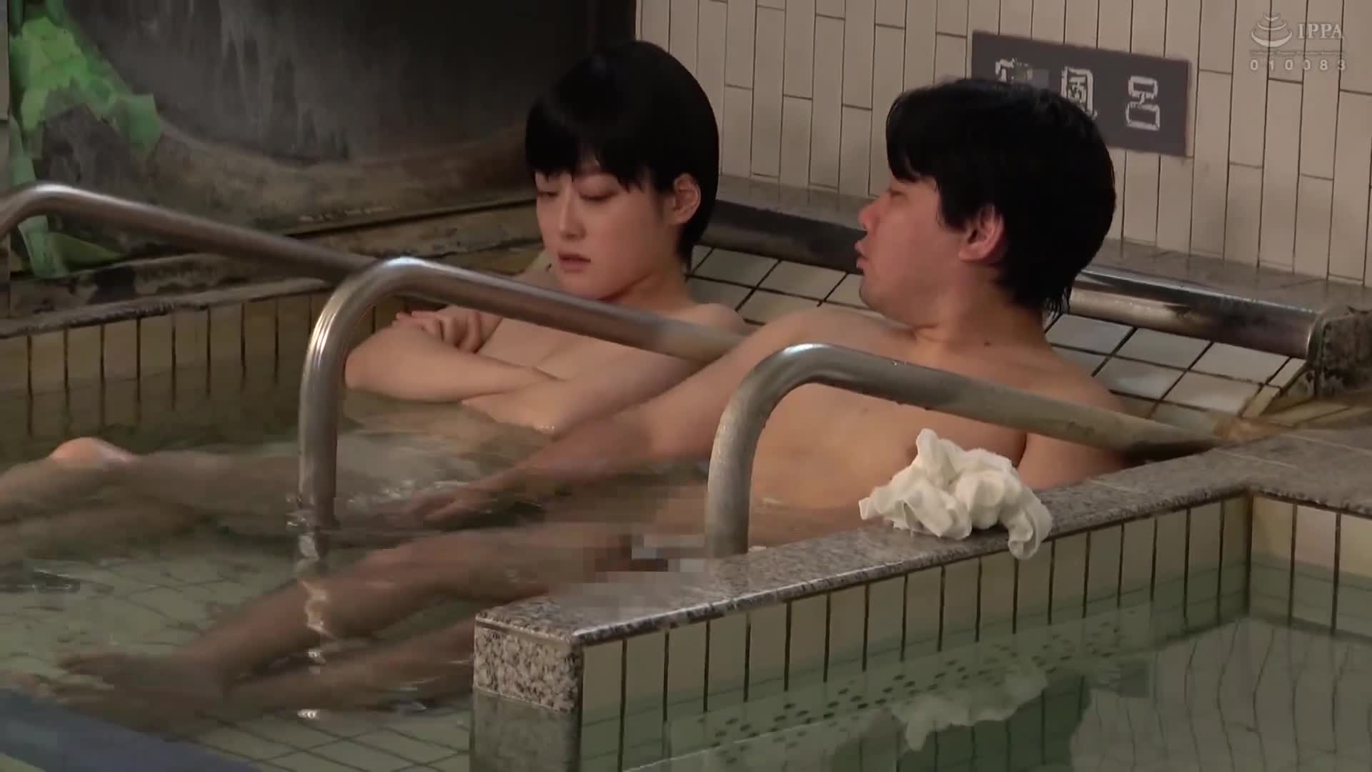 一般男女監控AV 平胸女孩！一條毛巾進入男湯偷偷摸摸看看？如果被發現是女生，立即在場的男客戶被強迫戀愛！最後全部人都發現並公開內射性愛！ - AV大平台 - 中文字幕，成人影片，AV，國產，線上看