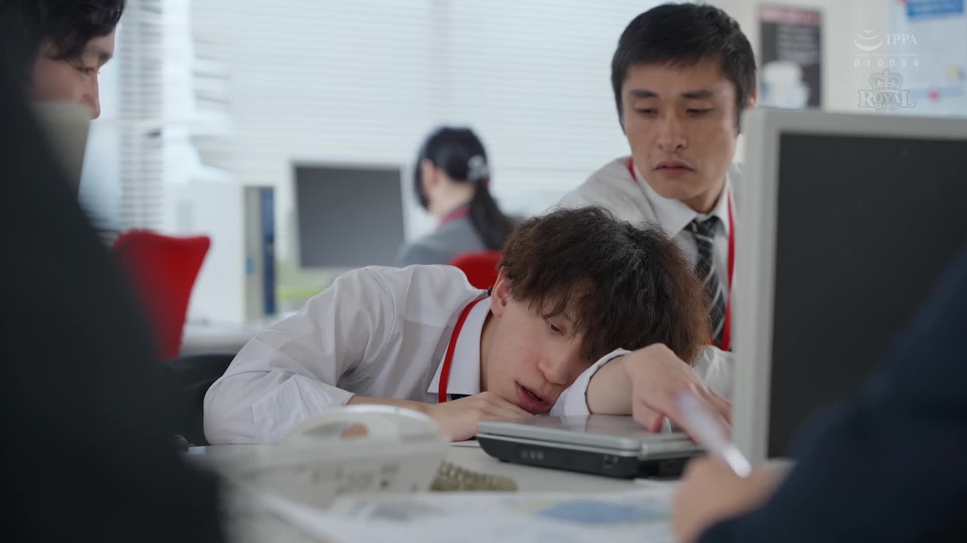 醒來後發現同事女同事只穿內衣在房間裡！ 她平常總是嘴硬冷淡，但現在卻撒嬌過來了… 七海那美 - AV大平台 - 中文字幕，成人影片，AV，國產，線上看
